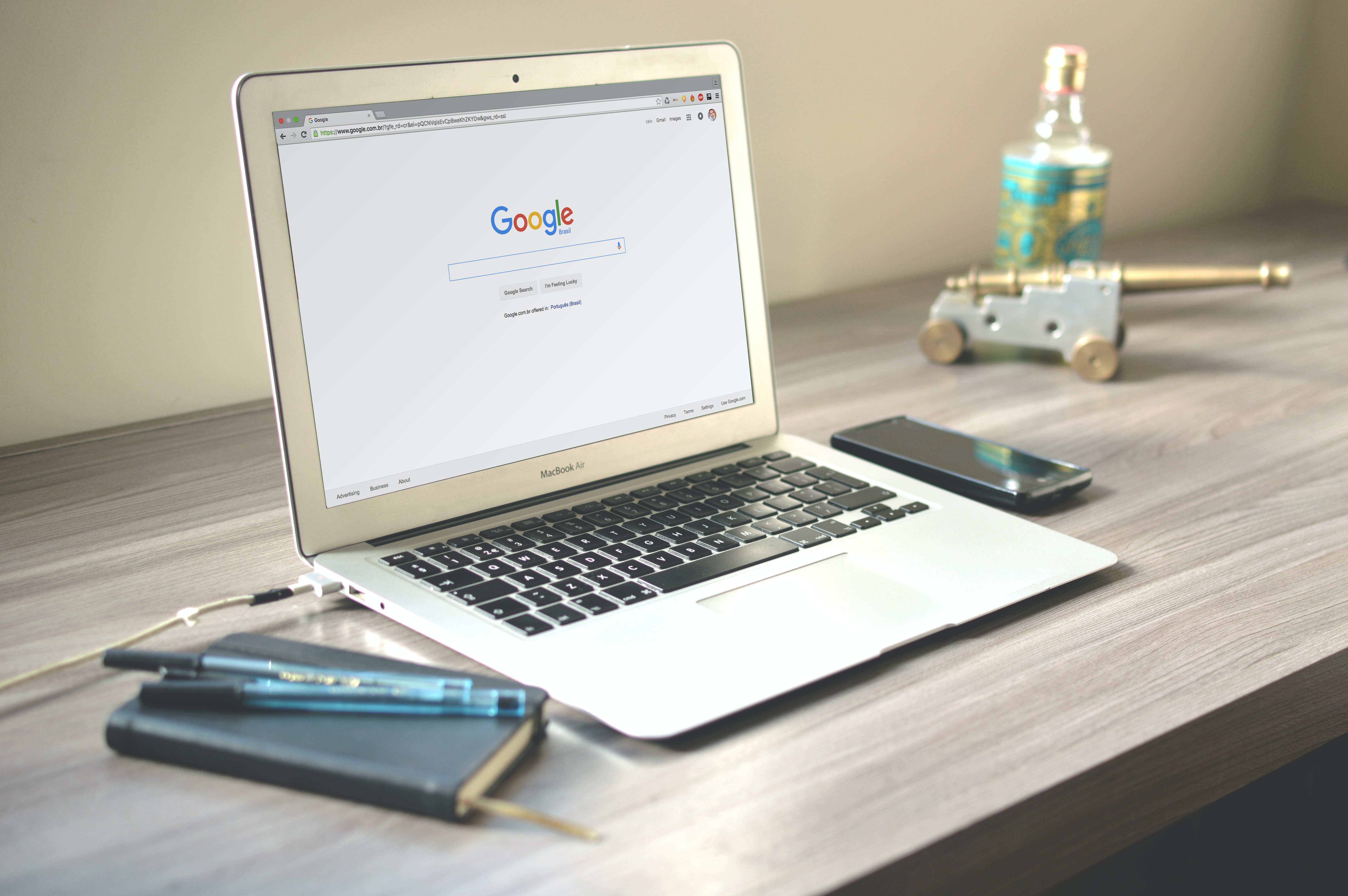 Laptop, na kterém je otevřen google