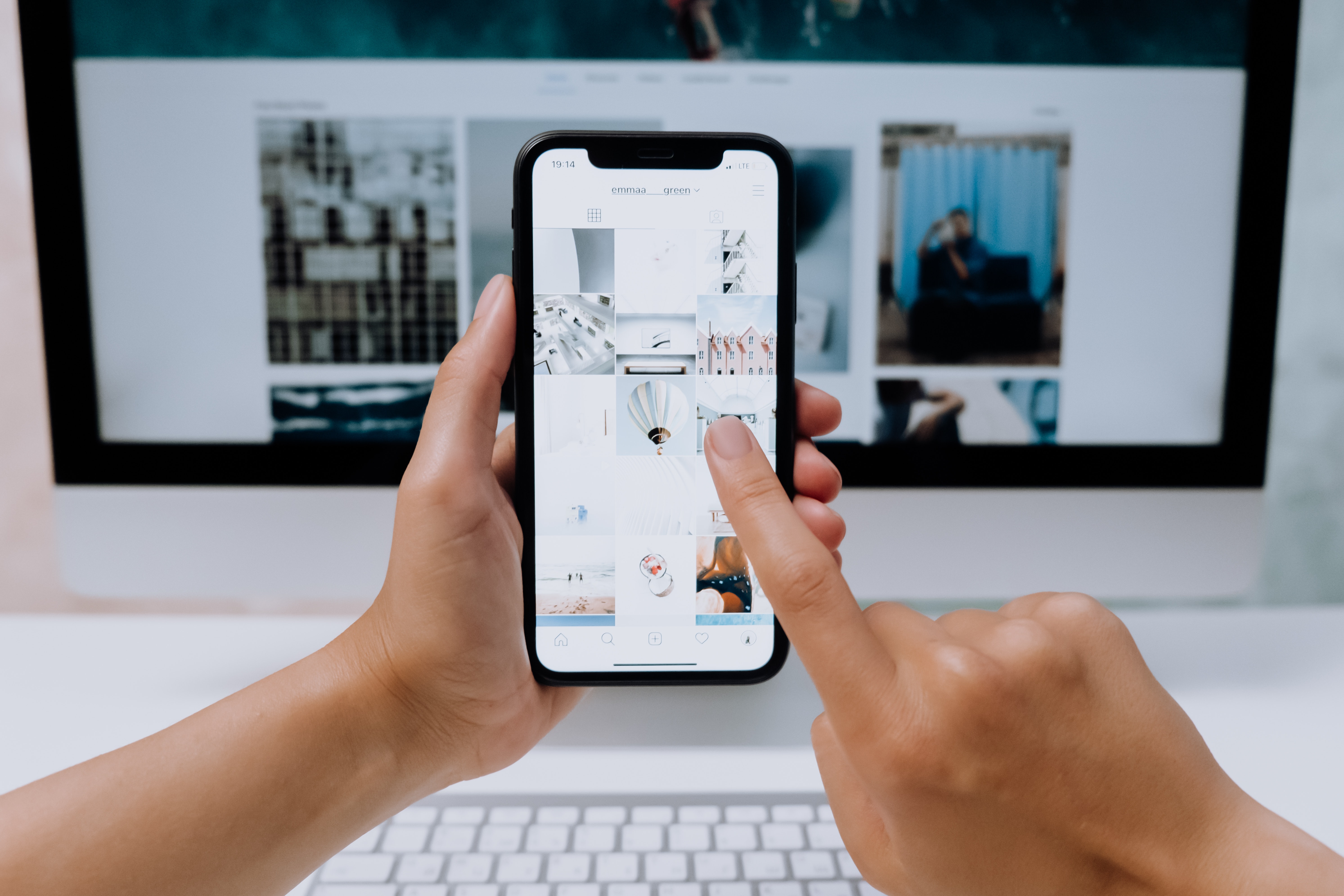 Mobilní telefon, na kterém uživatel tvoří webové aplikace